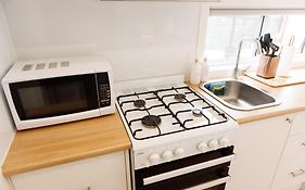 Sweet Beautiful Tiny Home With Pool And 2 Minute Drive To The Beach
